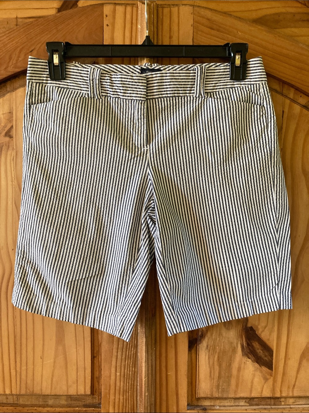 Women’s Tommy Hilfiger Reade blue gray white striped seersucker shorts size 4